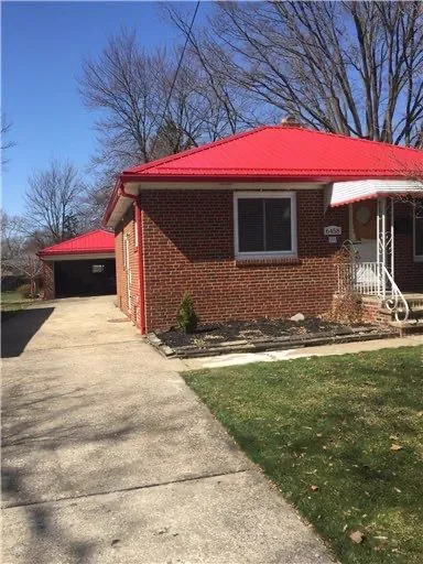 Completed metal roof on a brick ranch home