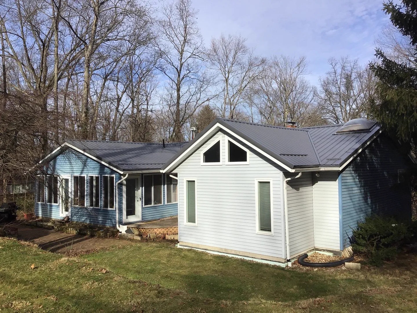 Charcoal standing seam metal roof on an Ohio ranch home